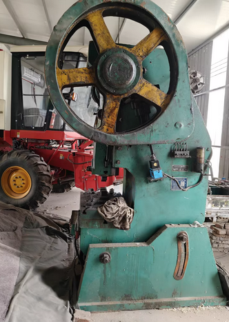 沧州市地区处理两个杨力深喉冲床、自动送料机、2*6剪板机