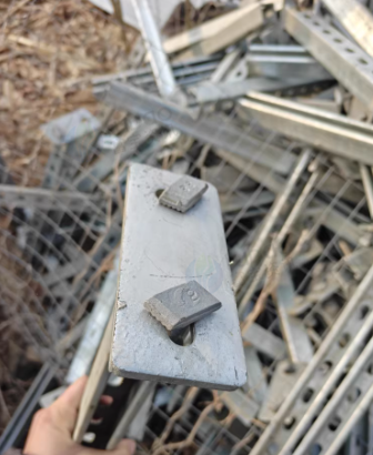 青岛市地区处理1批光伏支架C型钢架子