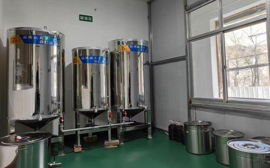 兰州市地区闲置处理145型榨油机、150斤平底炒锅、水化离心滤油机、油罐等