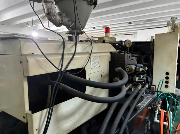 泰州市地区工厂处理海雄178注塑机1台、138T震德注塑机1台