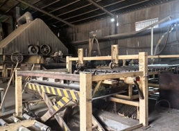 菏泽市地区工厂处理生物质锅炉 预压机 横截锯 压机18层 液压站 凉板架等