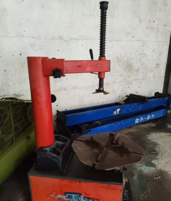 长沙市地区处理日鑫7.5kw气泵、拆胎机、汽车举升机等汽车维修设备一套