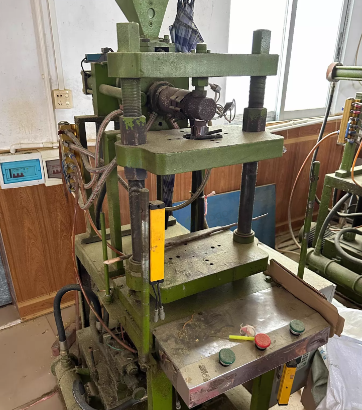 江门地区工厂处理老式油压注塑机8台