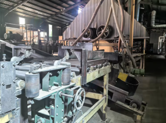 菏泽市地区工厂处理生物质锅炉 预压机 横截锯 压机18层 液压站 凉板架等