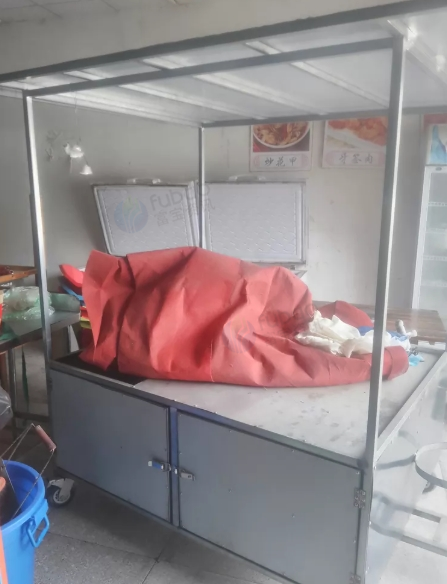 成都市地区处理烟酒柜、钻石椅、火锅桌、液化气灶具、展示柜、冰柜等