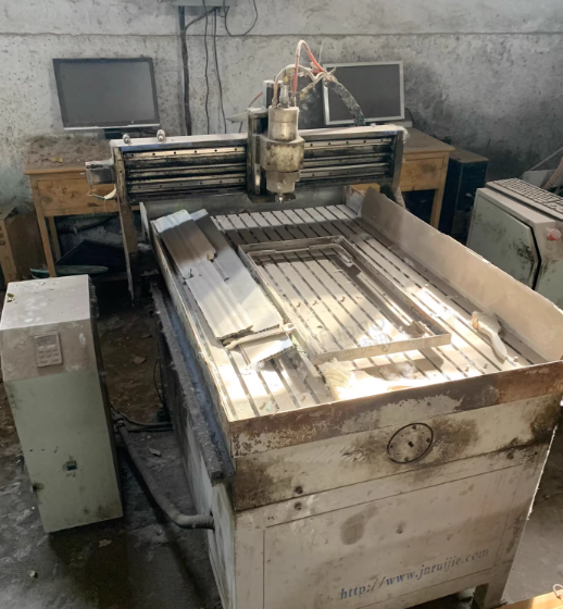 西宁市地区工厂处理小型石材雕刻机10台、激光机4台