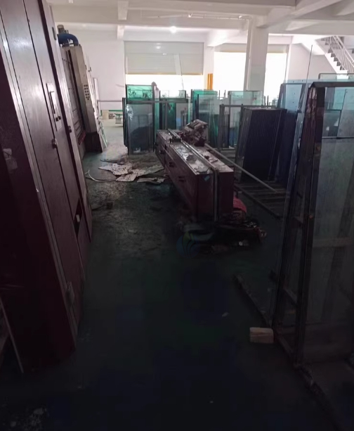 阜阳地区处理中空线、打胶机全套，丁机胶机一个，吕条切割机一个，气压叉车一个，大小玻璃架子几十个