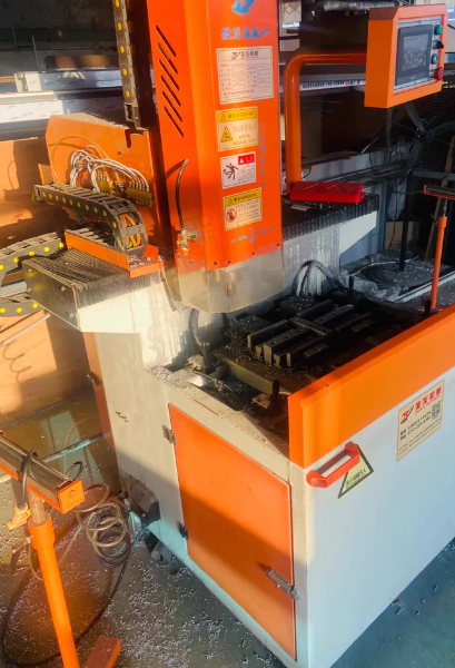 金华地区处理极简玻璃门设备四台