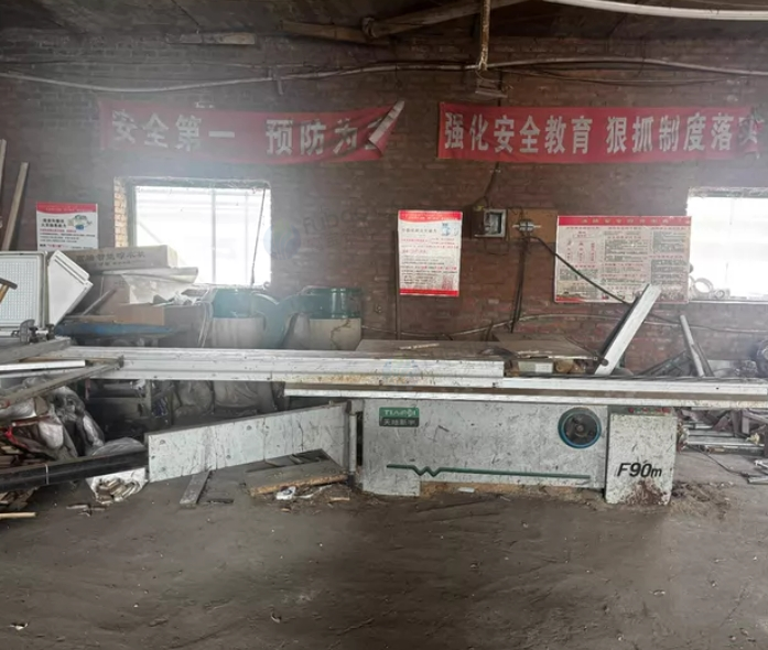 哈尔滨市地区处理全套木工设备、精密据、利洗、冷压机、十多台机器等