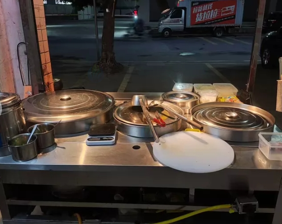 佛山地区处理牛杂餐车一套、带不锈钢架子、两炉四锅、两个冰柜，飞水炉、高压锅等