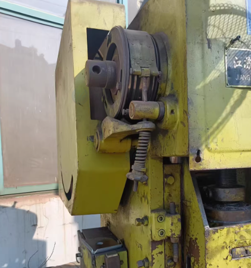 镇江市地区回收公司处理真空高温电炉两套、400T冲床1台、16T冲床1台