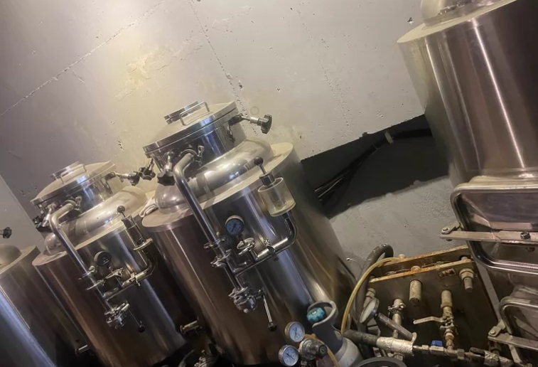 黔南地区个人处理酿酒设备、6个发酵罐 