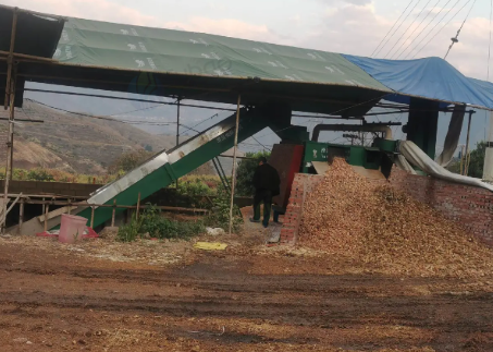 保山市地区处理大型打玉米机、装载机