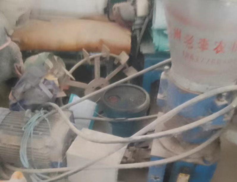 南阳市地区处理平板拖车、颗粒饲料机、摩托车两辆、三轮货车、梯子、工具等农用器具