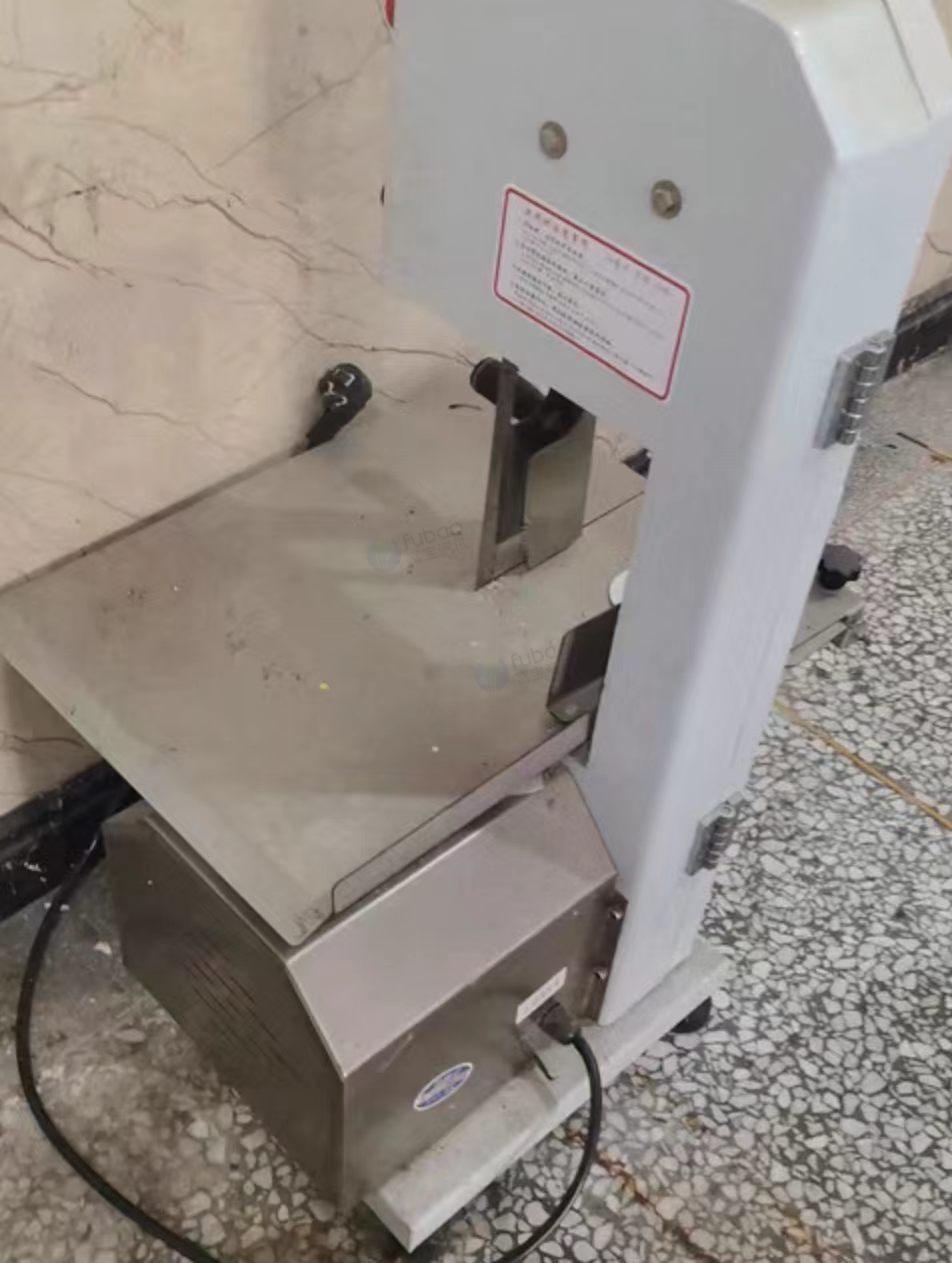 淮北市地区处理三门挂肉柜、双门大冰柜、锯骨机、电磁炉、消毒柜等牛肉汤全套设备