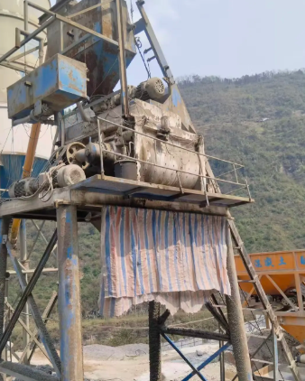 昭通市地区处理1500型半自动搅拌机、发电机、料仓等