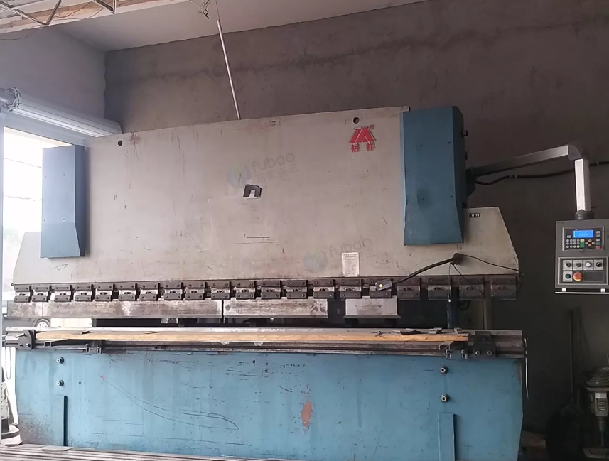 无锡市地区工厂处理东海裕祥110*4000数控液压折弯机1台、WC67Y-100/4000数控液压板料折弯机