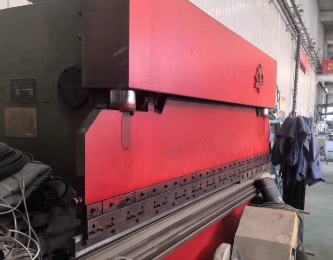 西宁市地区工厂处理100T天水液压板料折弯机1台、液压剪板机1台