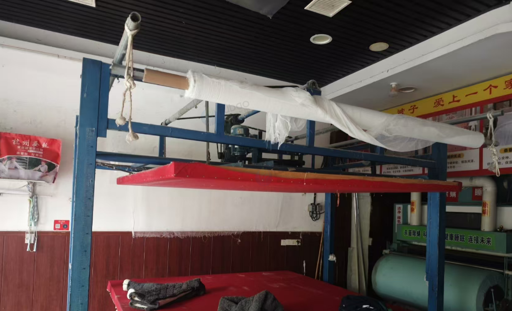 怀化市地区工厂处理绗缝机、缝纫机、分切机、裁剪机、热熔胶贴面机等全套设备