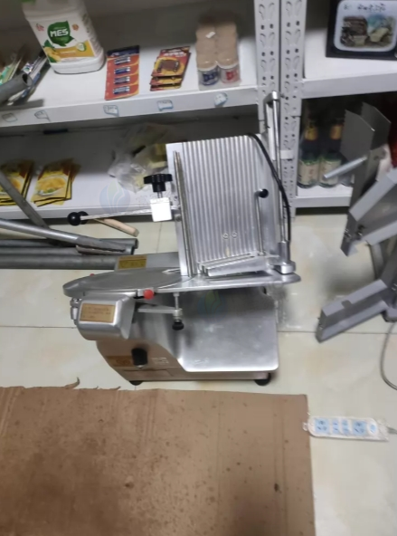 青岛市地区处理立式保鲜柜，切羊肉卷机，大冷柜，绞肉机等