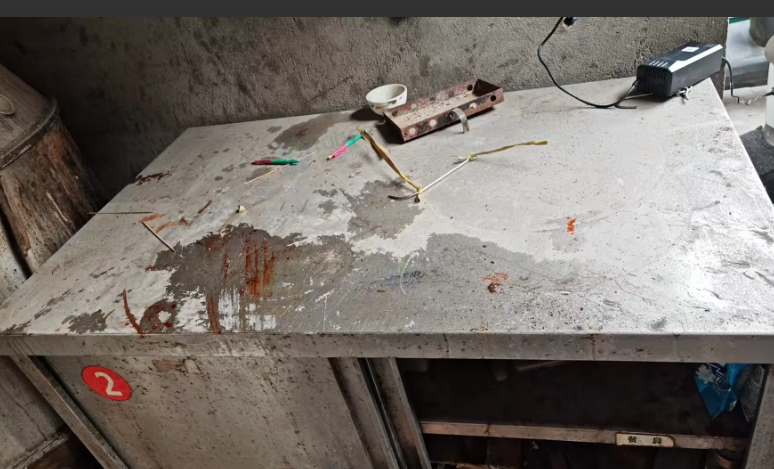 海口市地区处理商用大号铁锅炖锅+烤鸭炉+不锈钢操作台+烤架+铁管一堆