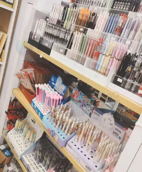 温州市地区处理钢木货架​‌‌20组、文具货品一批