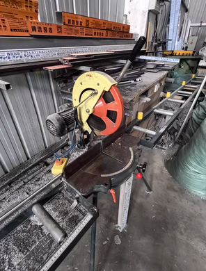 上海市地区工厂转行处理切割机、组角机等1批门窗生产设备