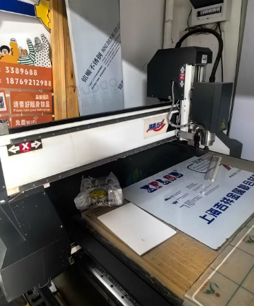 枣庄市地区处理天成1325广告雕刻机、UV平板打印机