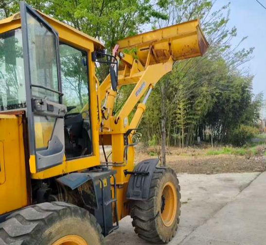 常州市地区处理装载机2台、6m钢跳板一批