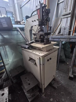 上海市地区工厂转行处理切割机、组角机等1批门窗生产设备