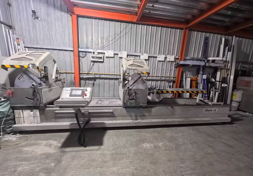 上海市地区工厂转行处理切割机、组角机等1批门窗生产设备