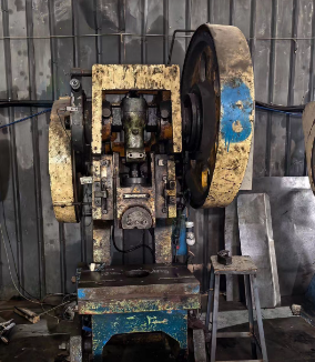 重庆地区处理315、160压机、齿轮冲床