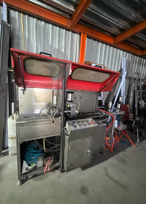 上海市地区工厂转行处理切割机、组角机等1批门窗生产设备