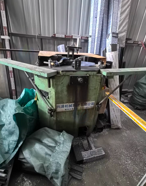 上海市地区工厂转行处理切割机、组角机等1批门窗生产设备