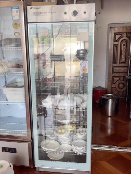 贵阳市地区处理火锅桌子，消毒柜，抽油烟机，双灶，桌子架子，煤火炉