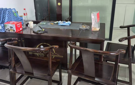 合肥市地区处理办公桌椅、茶水柜、老板桌椅、实木长条桌折叠椅、前台等办公家具