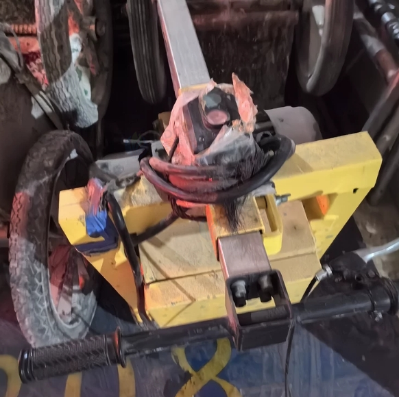 绵阳市地区处理两台铣洗机，水泥地坪拉毛机