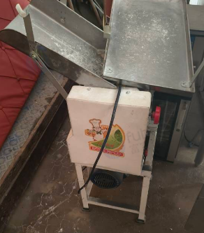 渭南市地区店铺处理凉菜展柜、冷藏柜、煮面桶、压面机等