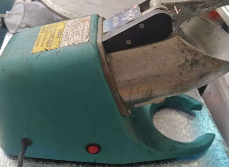 眉山市地区处理温州凌达YXD-7型滚动式烤香肠机、伟丰WF-A109F商用大功率碎冰机