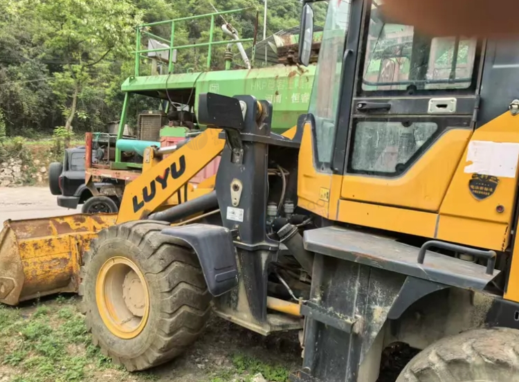 安顺市地区处理绿化喷草设备一套带斗子