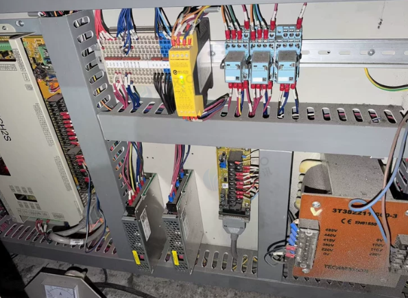 金华地区处理两台甬华注塑机