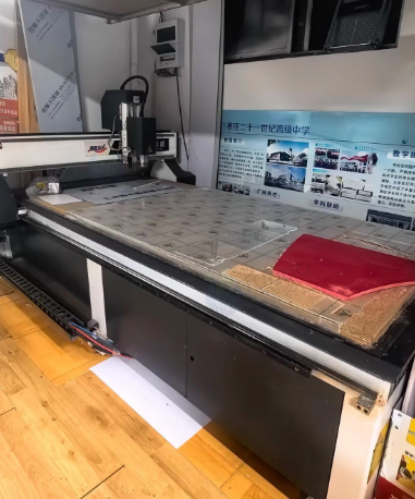 枣庄市地区处理天成1325广告雕刻机、UV平板打印机