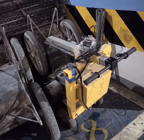 绵阳市地区处理两台铣洗机，水泥地坪拉毛机