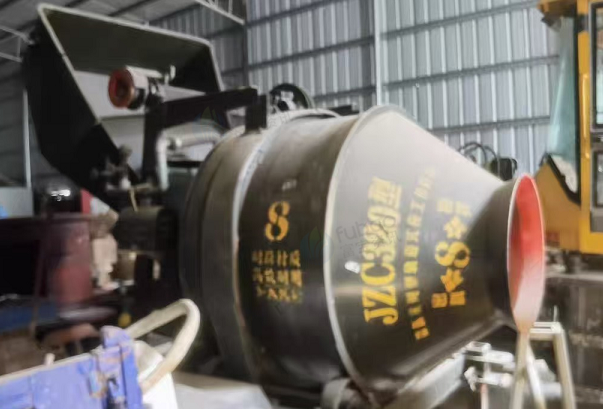 湛江市地区处理有小型铲车、压路机、打夯机、割路机等一堆工程材料和设备