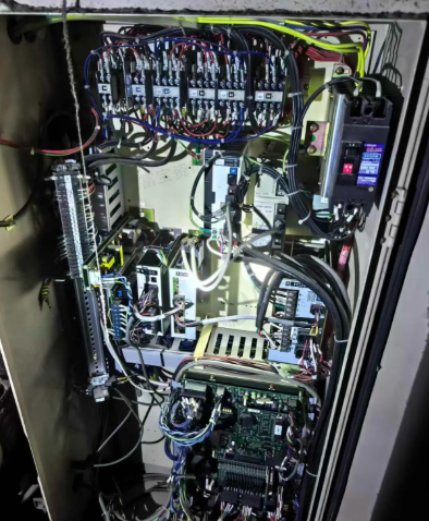 昌吉市地区工厂处理高速织布机12台、普通织布机48台、针巾机2台、250KW空压机整套