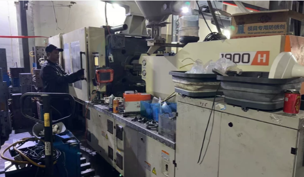 金华地区处理两台甬华注塑机