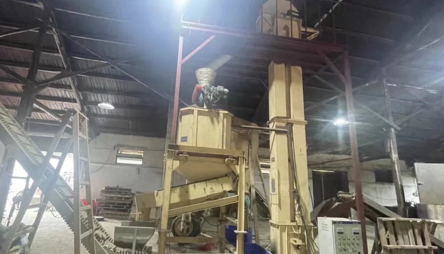 供应：膨化机、烤箱、饲料搅拌机、冷却塔、包装机、粉碎机、振动筛、提升机等膨化饲料生产线全套