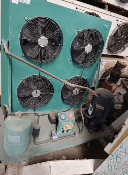 成都市地区处理5个冷库制冷机组 