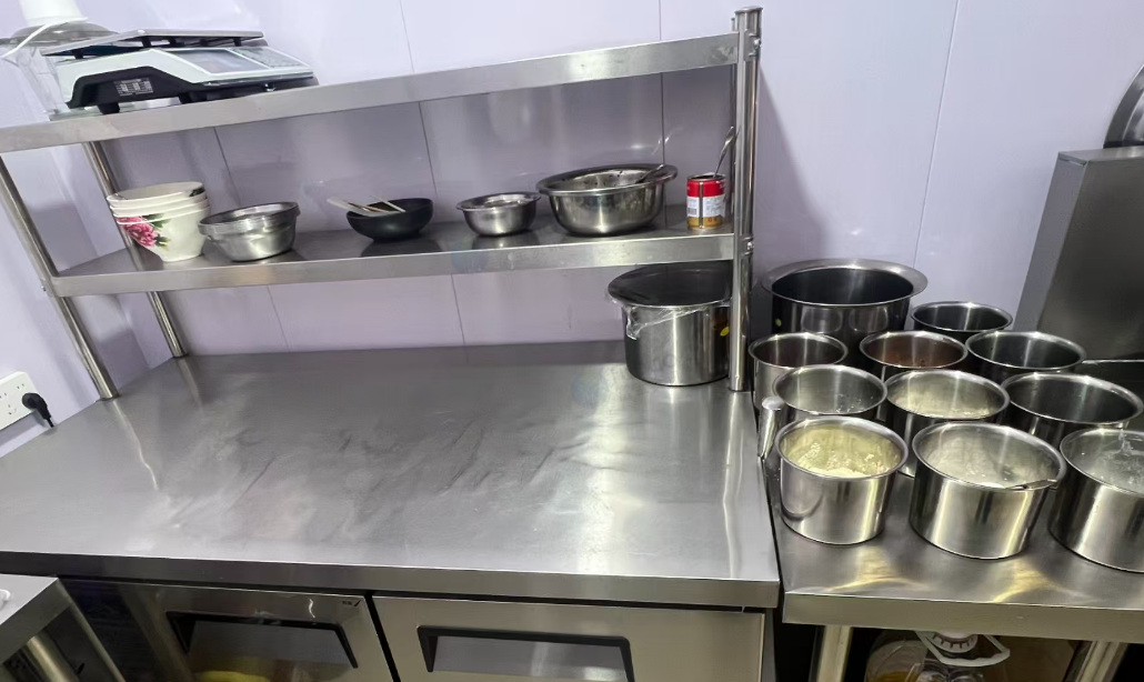 四平市地区店铺处理消毒柜、货架、桌椅、操作台、三连池、蒸箱等快餐店设备