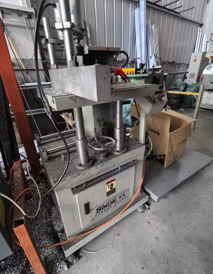 上海市地区工厂转行处理切割机、组角机等1批门窗生产设备